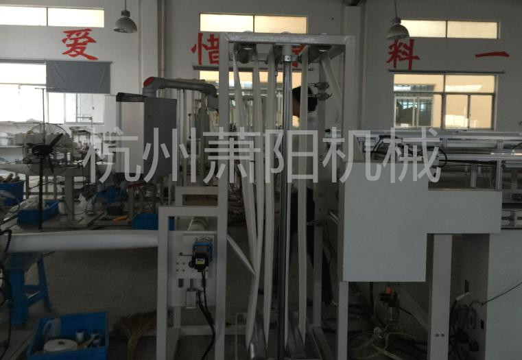 機(jī)器進(jìn)行自動(dòng)生產(chǎn)縫制除塵布袋