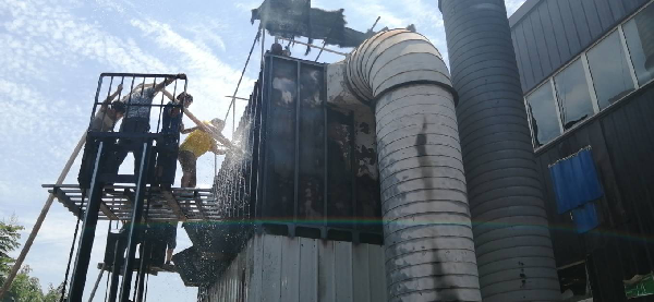 客戶正在為著火的布袋除塵器設備滅火